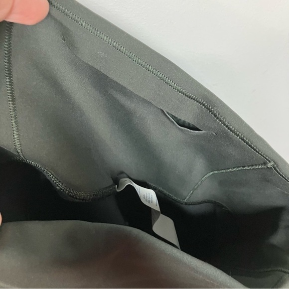 Lululemon crop leggings dark army green size 4 - Picture 7 of 7